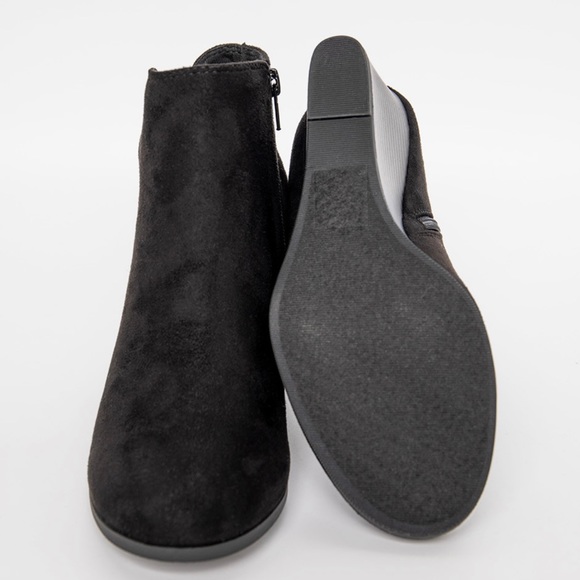 Wedge heel, approximately 2.5 inches tall. Fit small, more like a 9.5. - Picture 6 of 11